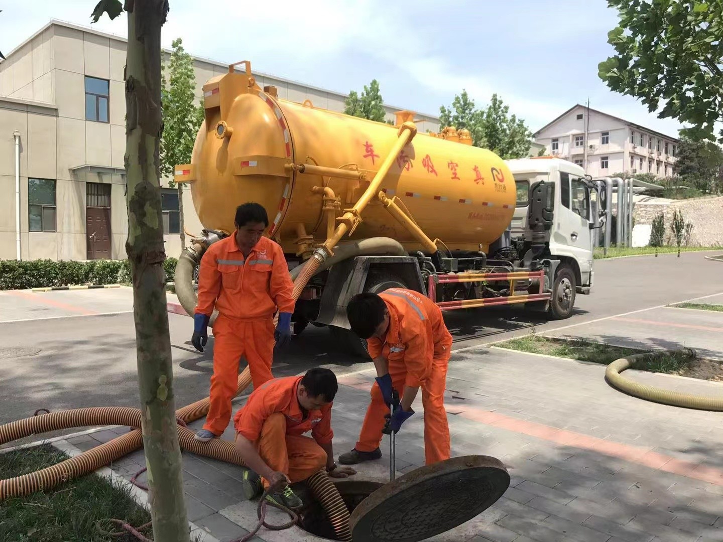 葫芦岛管道疏通车停在窨井附近